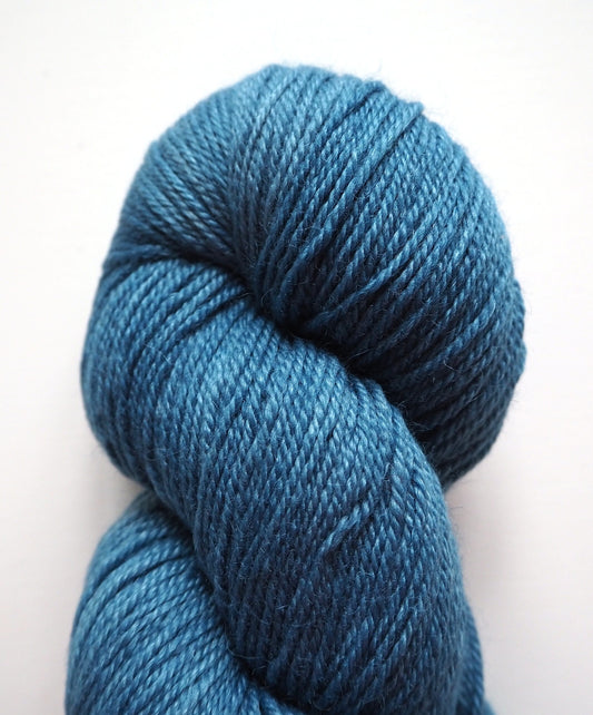 Hey Mama Wolf Sockyarn Indigo